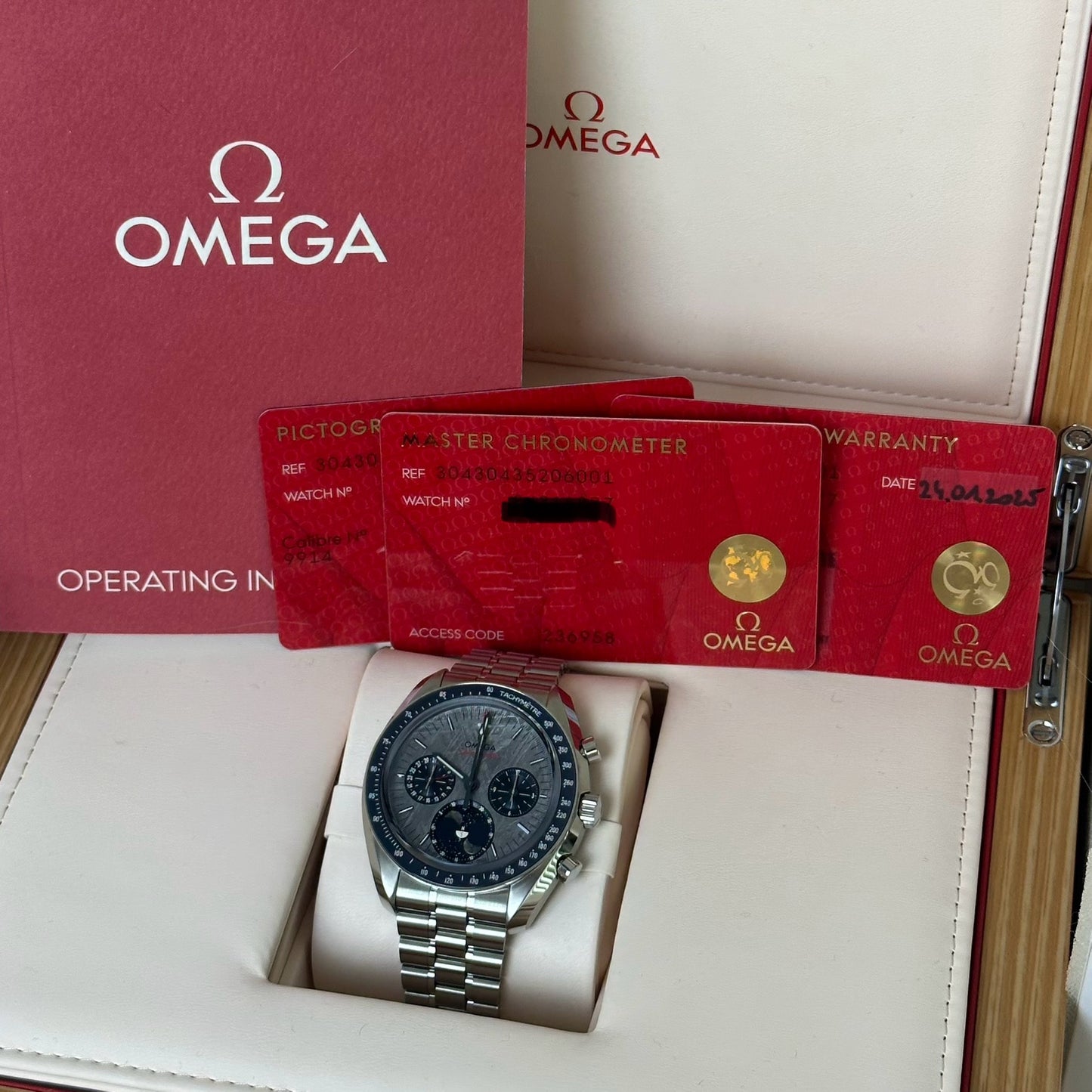 NEW Omega Speedmaster Moonphase Meteorite 304.30.43.52.06.001