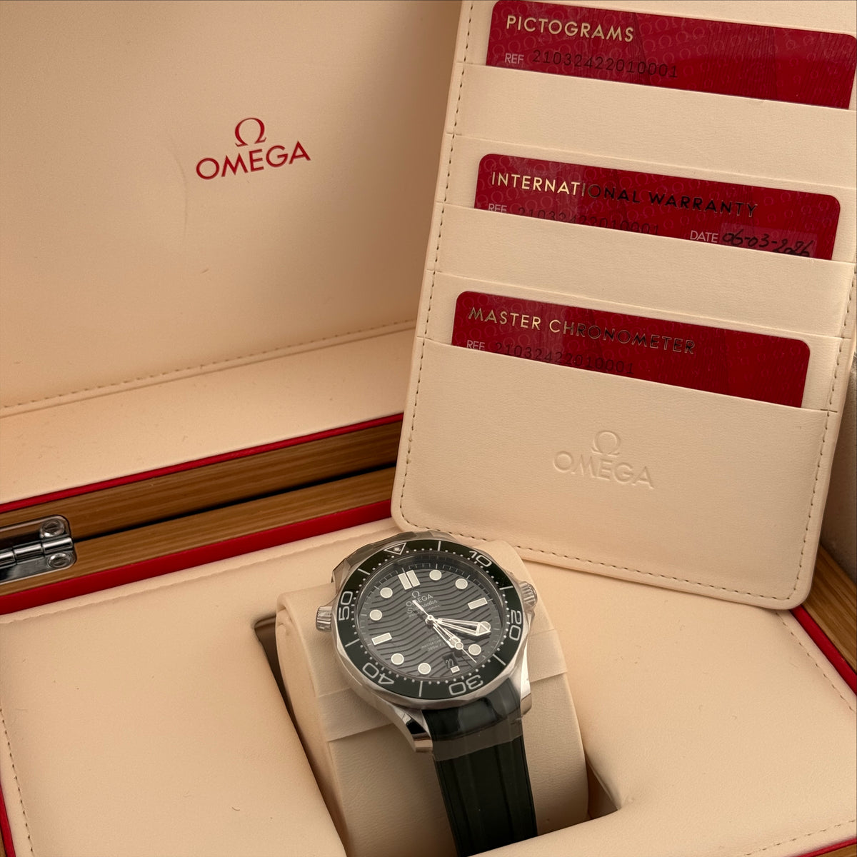 NEW Omega Seamaster Diver 300m Green Rubber 210.32.42.20.10.001