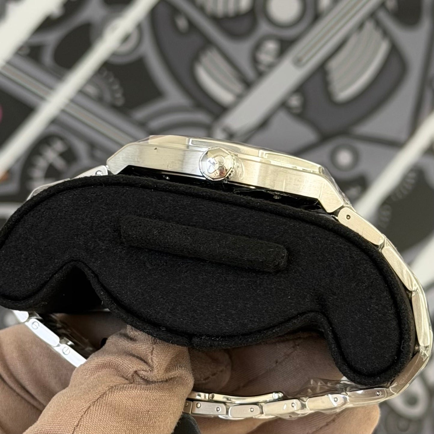 NEW Girard-Perregaux Laureato Black Dial 81010-11-634-11A