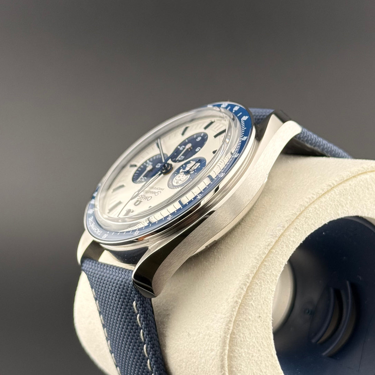 NEW Omega Speedmaster Silver Snoopy Award 310.32.42.50.02.001