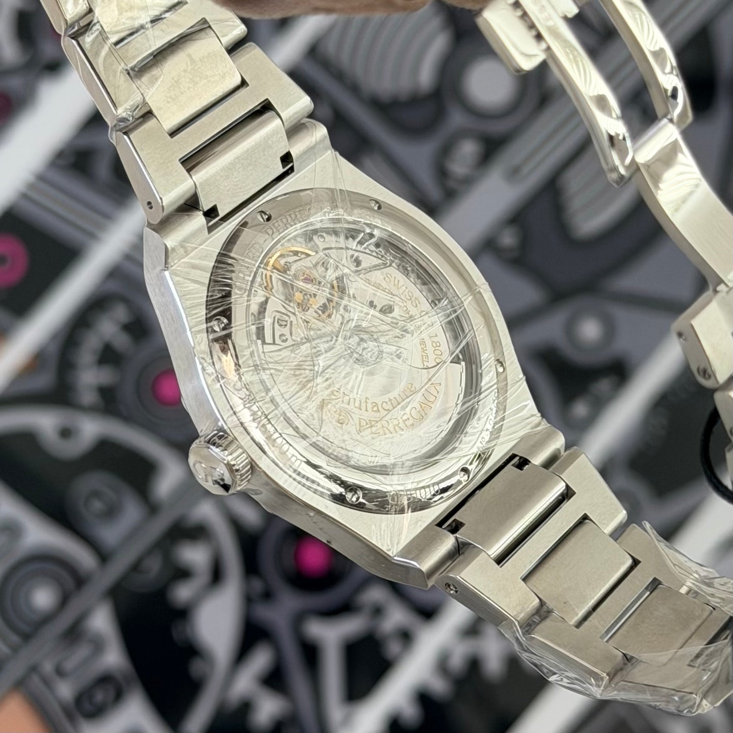 NEW Girard-Perregaux Laureato Black Dial 81010-11-634-11A