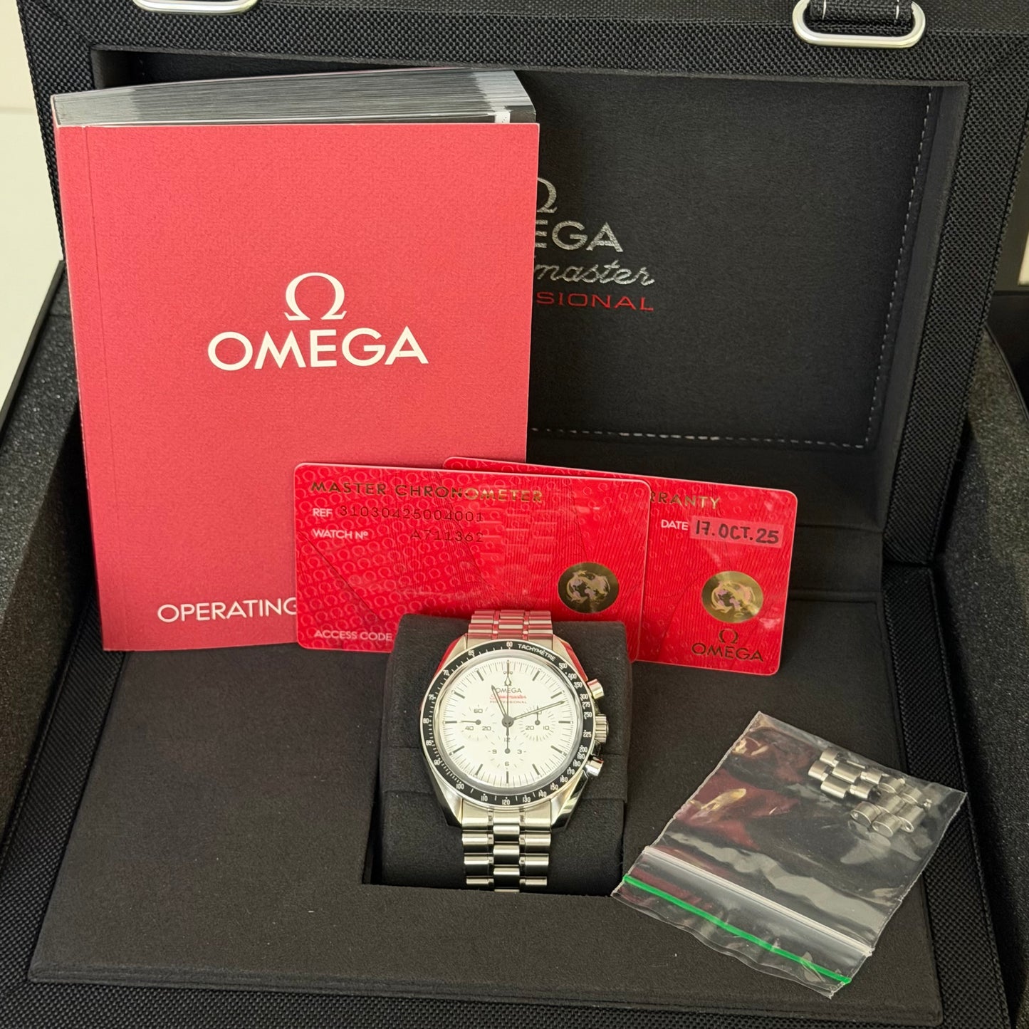 Omega Speedmaster Moonwatch White 310.30.42.50.04.001