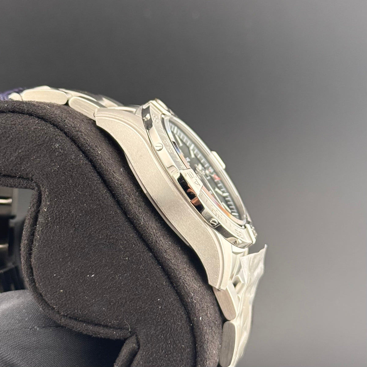 NEW Breitling Avenger Automatic 42mm A17328101B1A1