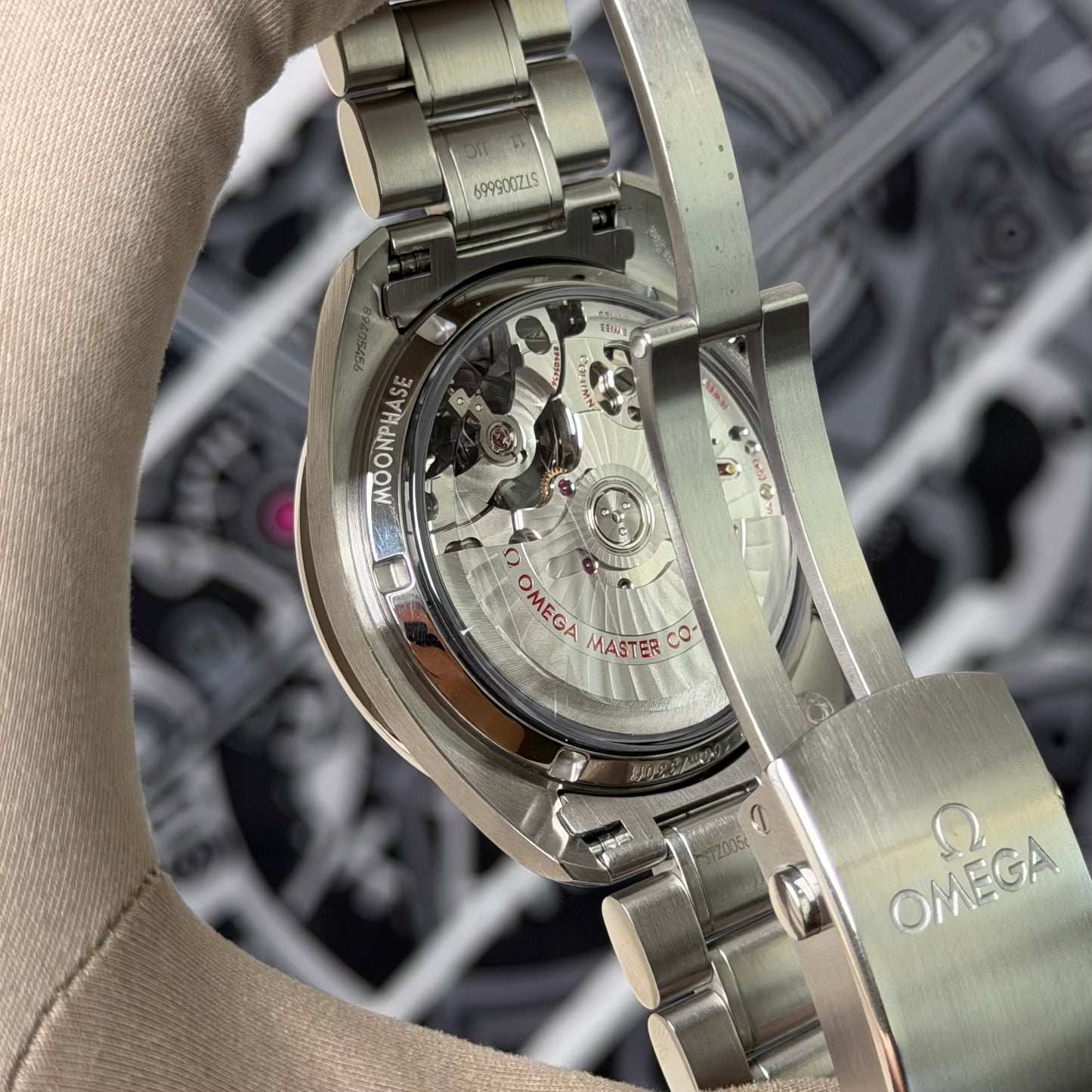 Omega Speedmaster Moonphase 304.30.44.52.01.001