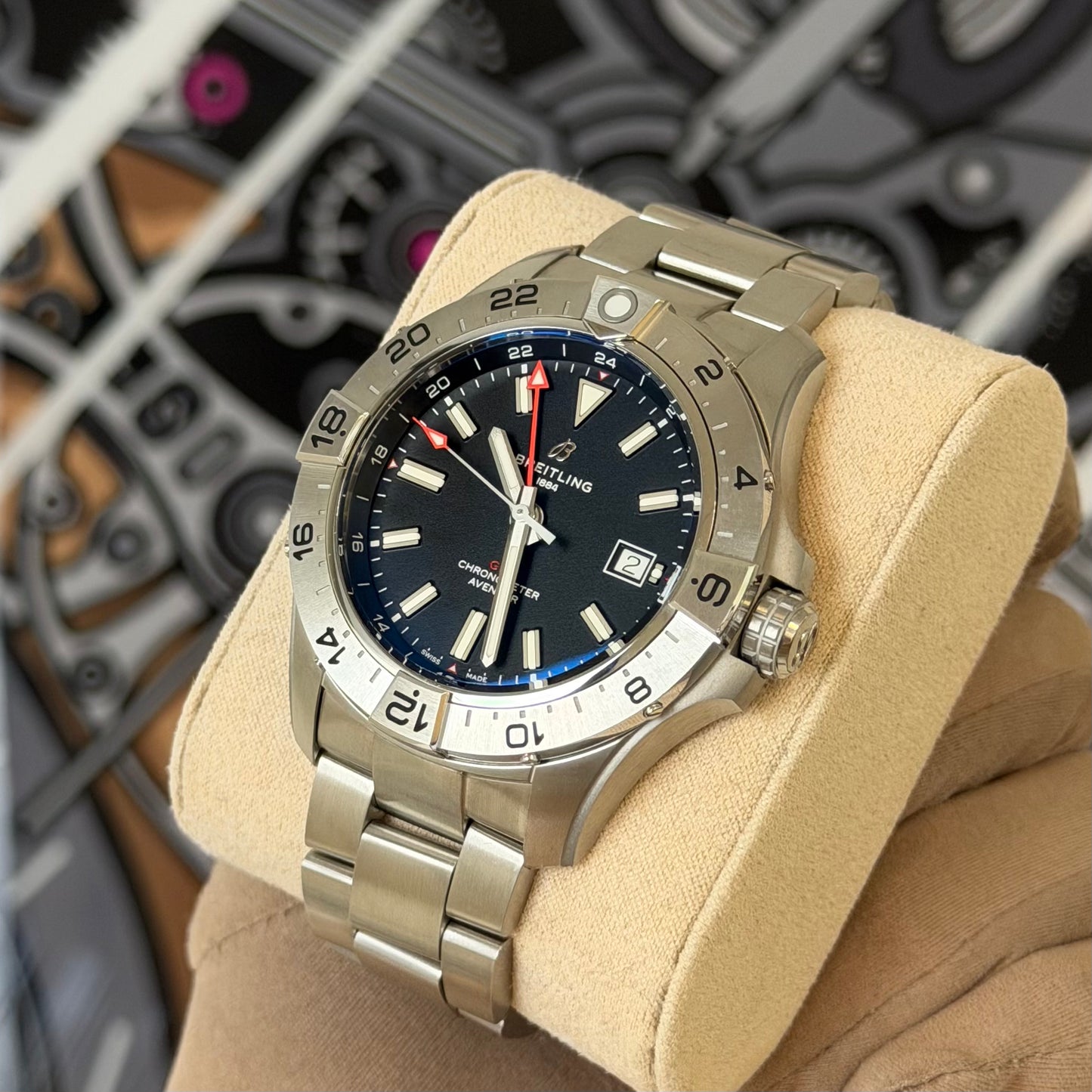 NEW Breitling Avenger GMT 44 A32320