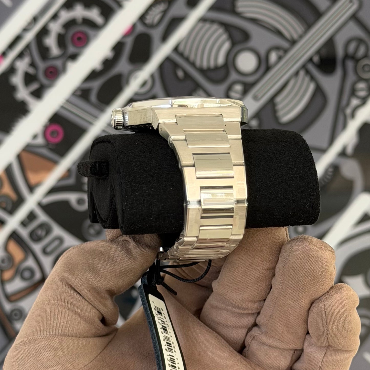 NEW Girard-Perregaux Laureato Black Dial 81010-11-634-11A