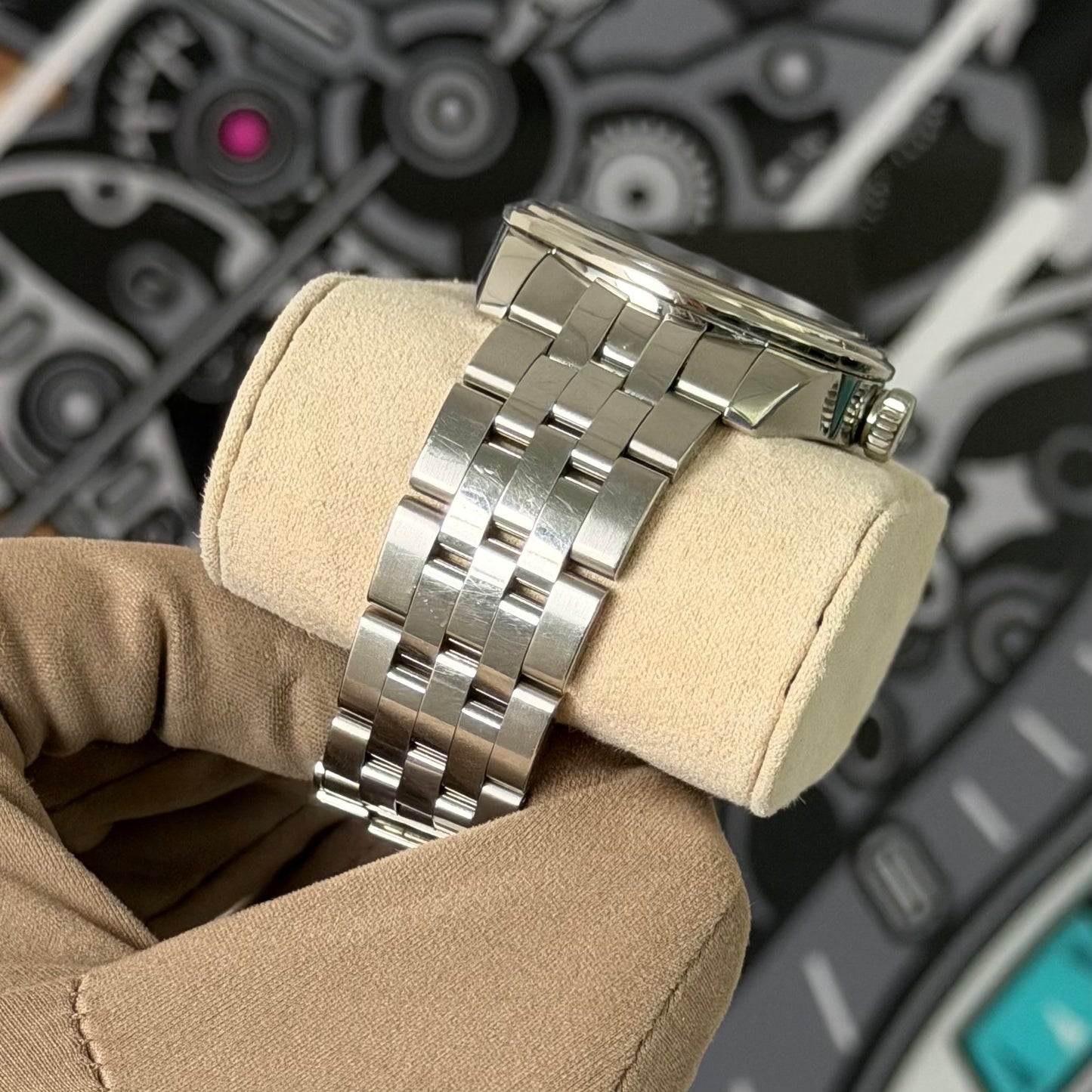 Tudor Glamour Date Day 56000