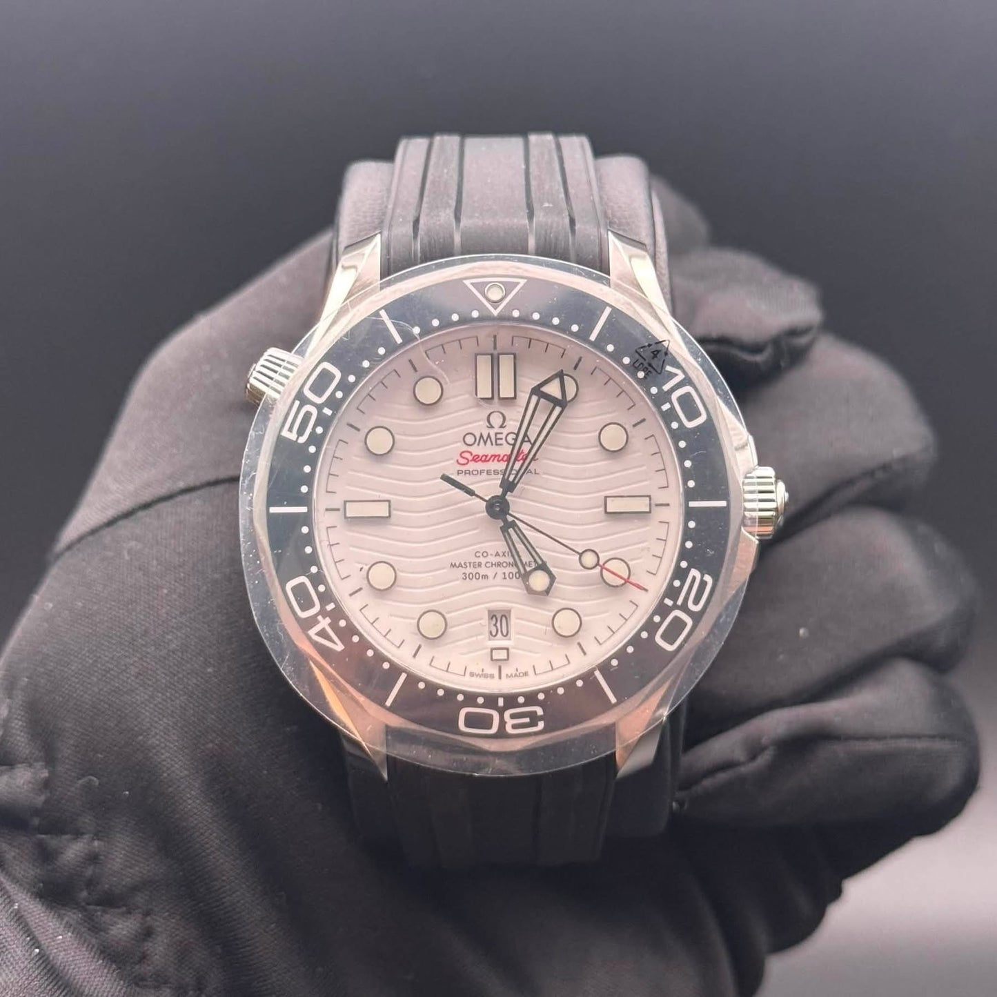 NEW Omega Seamaster Diver 300m White Dial Black Rubber 210.32.42.20.04.001