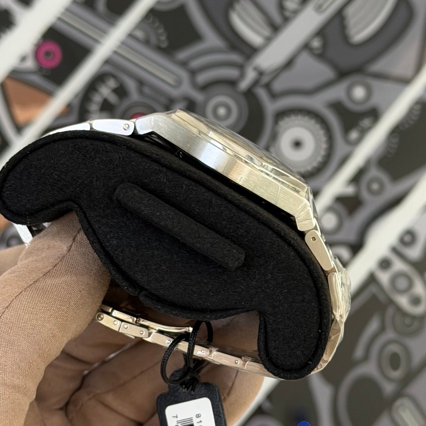 NEW Girard-Perregaux Laureato Black Dial 81010-11-634-11A