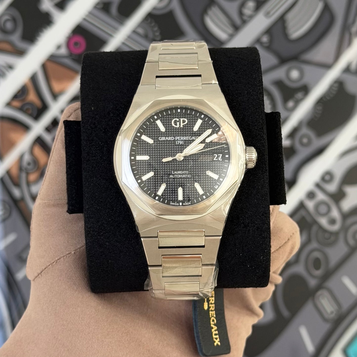 NEW Girard-Perregaux Laureato Black Dial 81010-11-634-11A