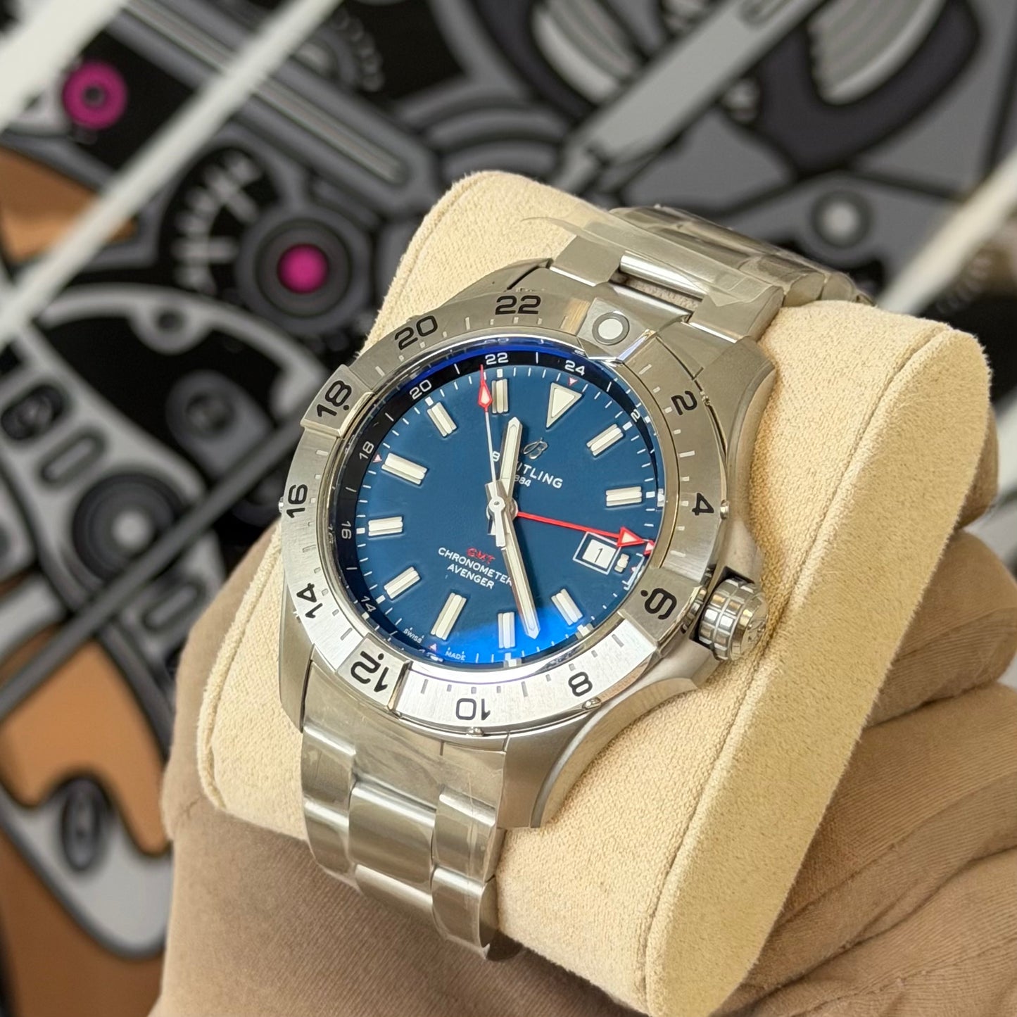 NEW Breitling Avenger GMT 44 A32320