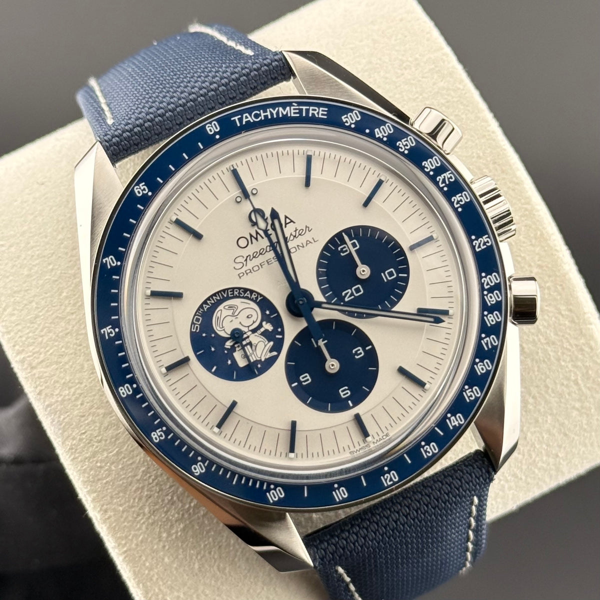 NEW Omega Speedmaster Silver Snoopy Award 310.32.42.50.02.001