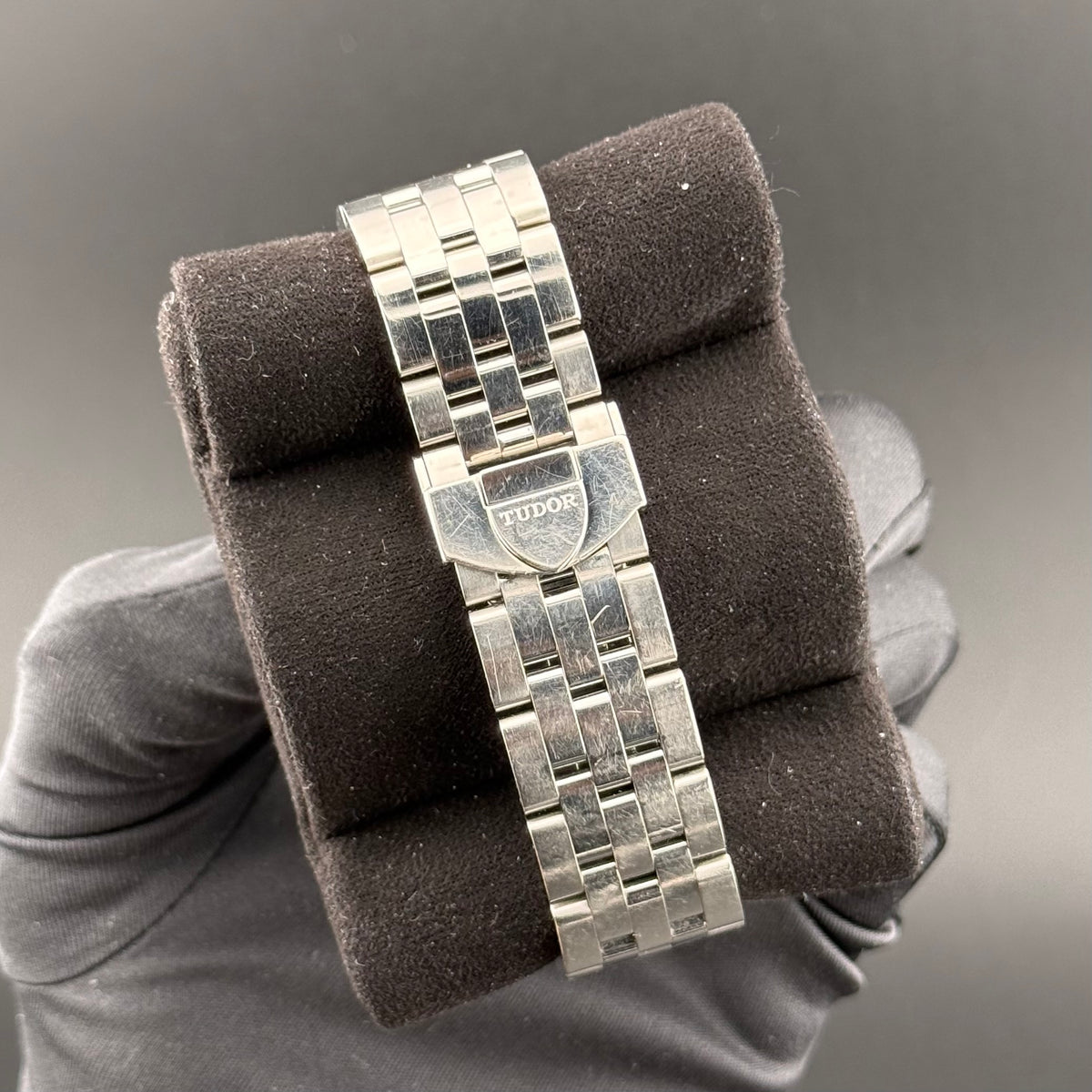 Tudor Glamour Date-Day 56000