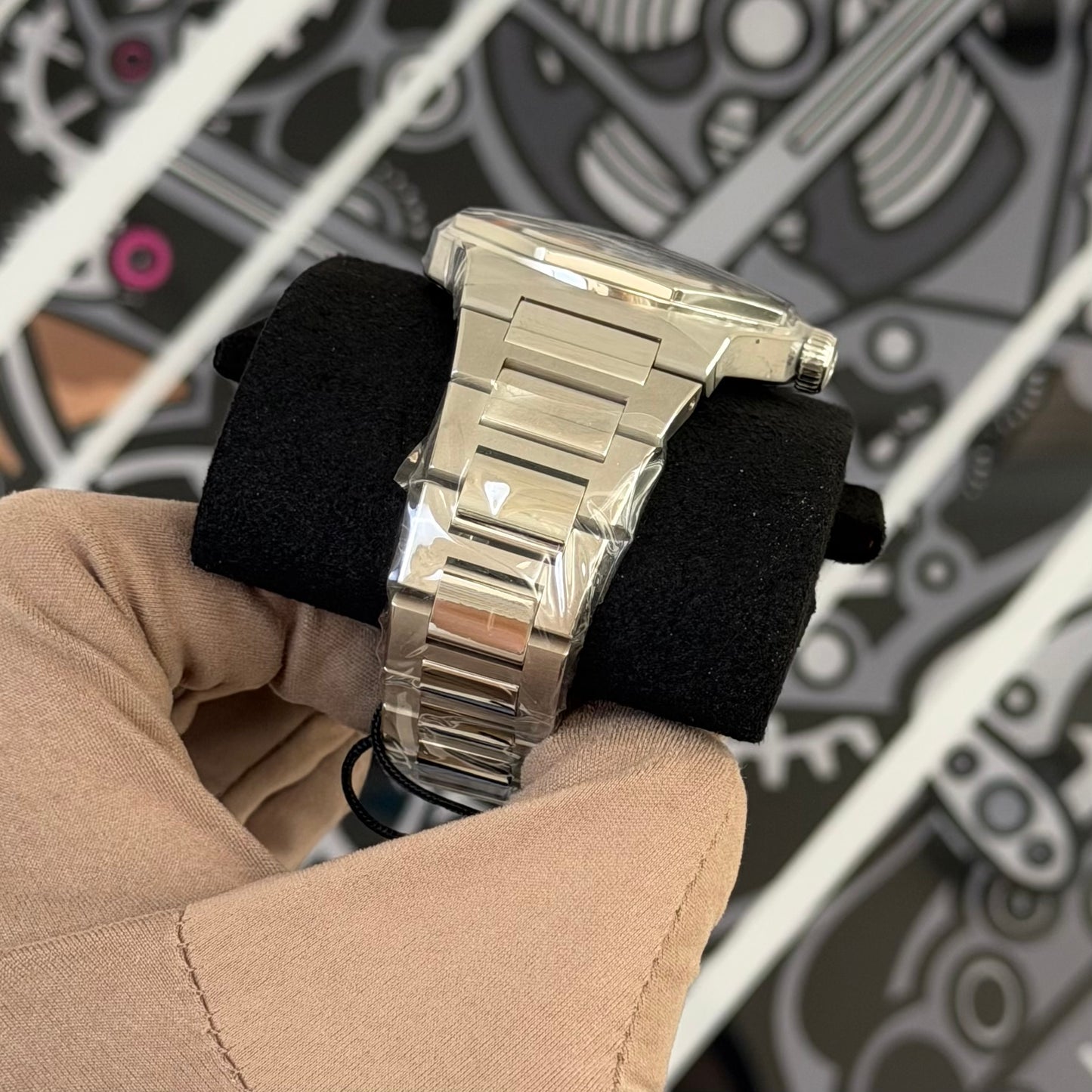 NEW Girard-Perregaux Laureato Black Dial 81010-11-634-11A