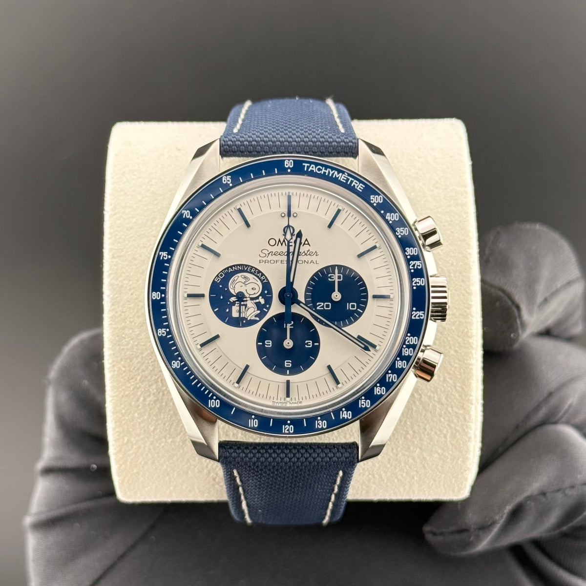 NEW Omega Speedmaster Silver Snoopy Award 310.32.42.50.02.001