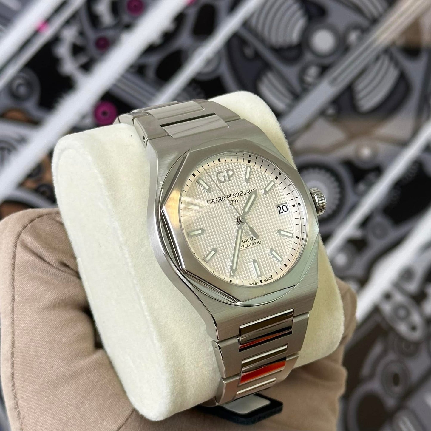 NEW Girard-Perregaux Laureato 81010-11-131-11A