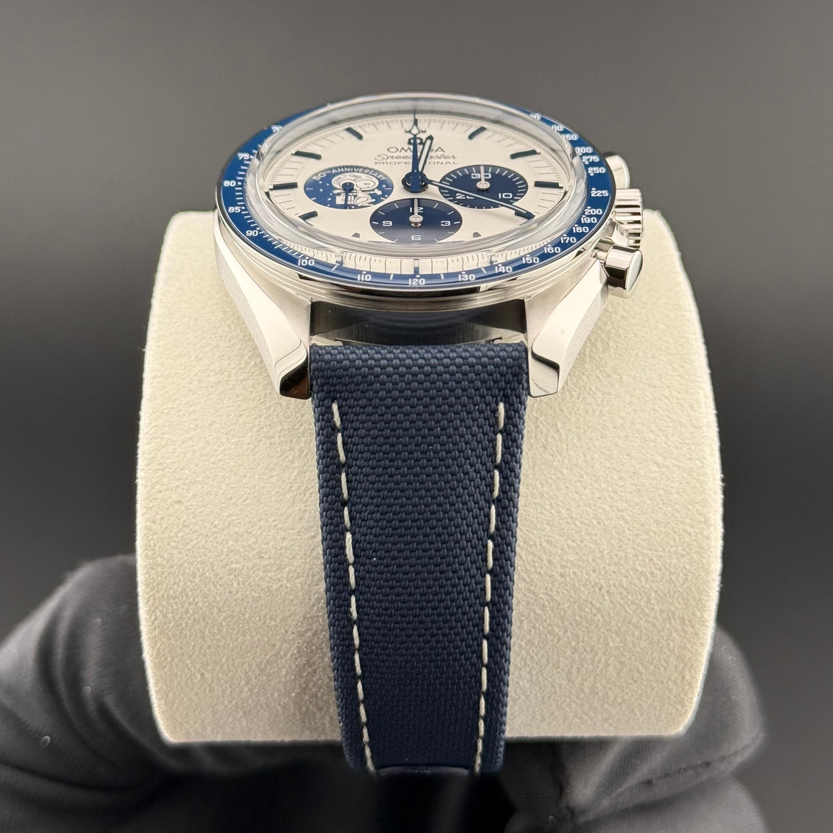 NEW Omega Speedmaster Silver Snoopy Award 310.32.42.50.02.001