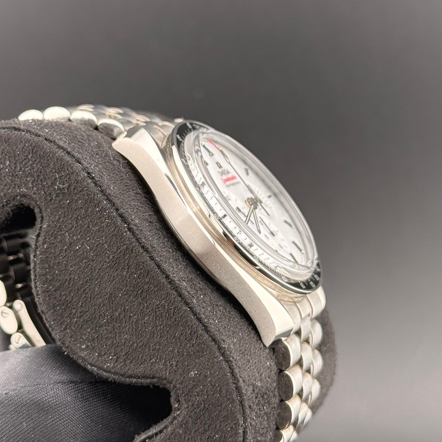 Omega Speedmaster Moonwatch White 310.30.42.50.04.001