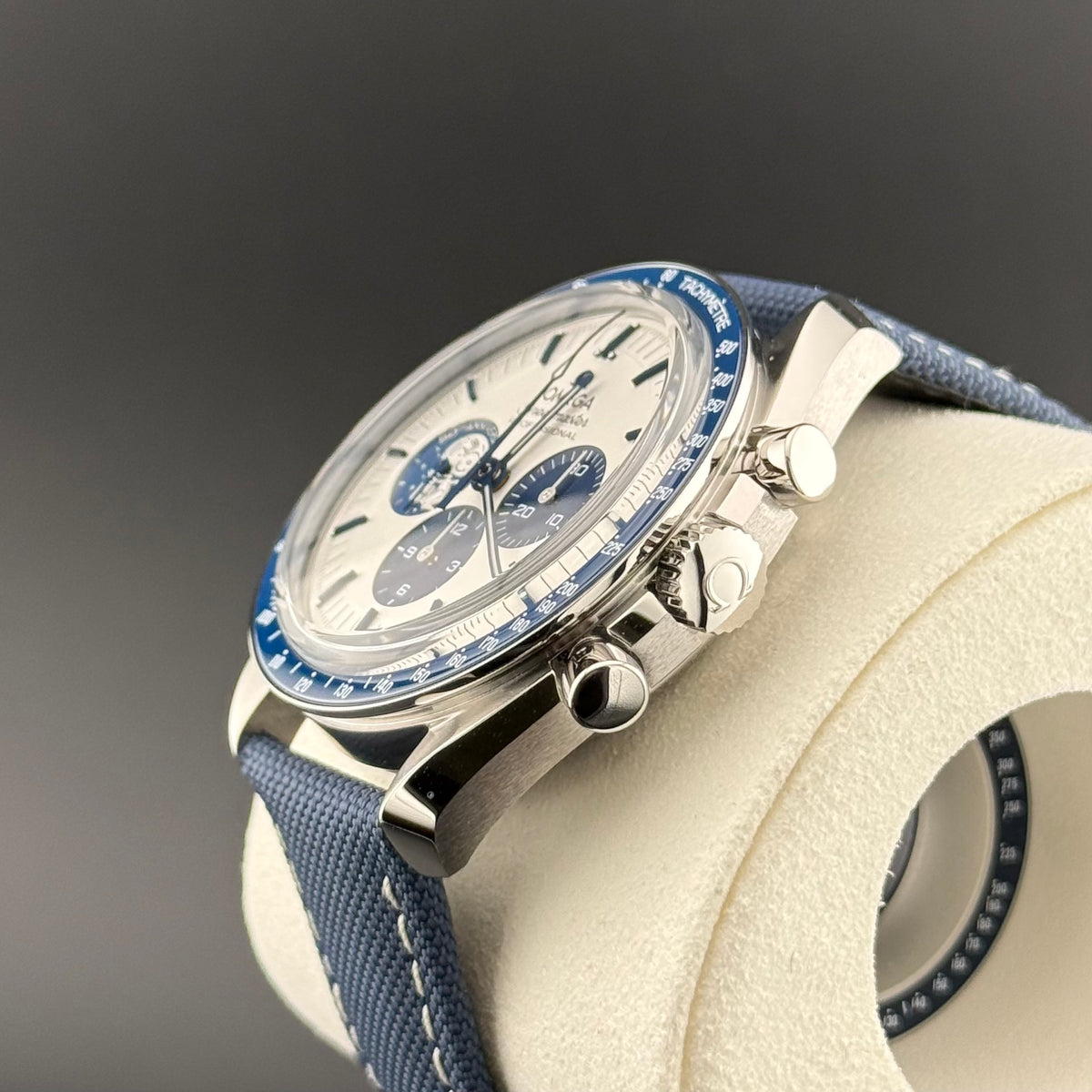 NEW Omega Speedmaster Silver Snoopy Award 310.32.42.50.02.001
