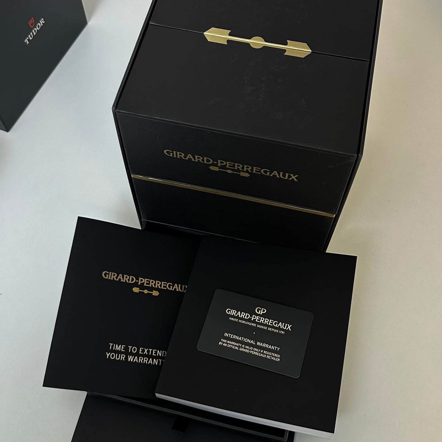 NEW Girard-Perregaux Laureato 81010-11-131-11A