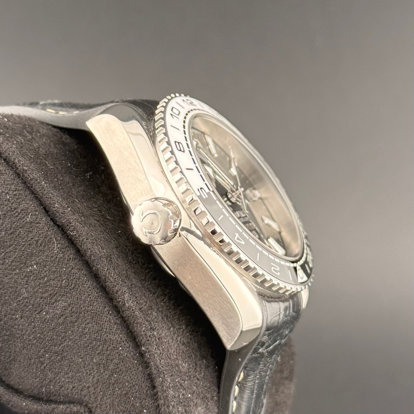 Omega Seamaster Planet Ocean 600m GMT Oreo 215.30.44.22.01.001
