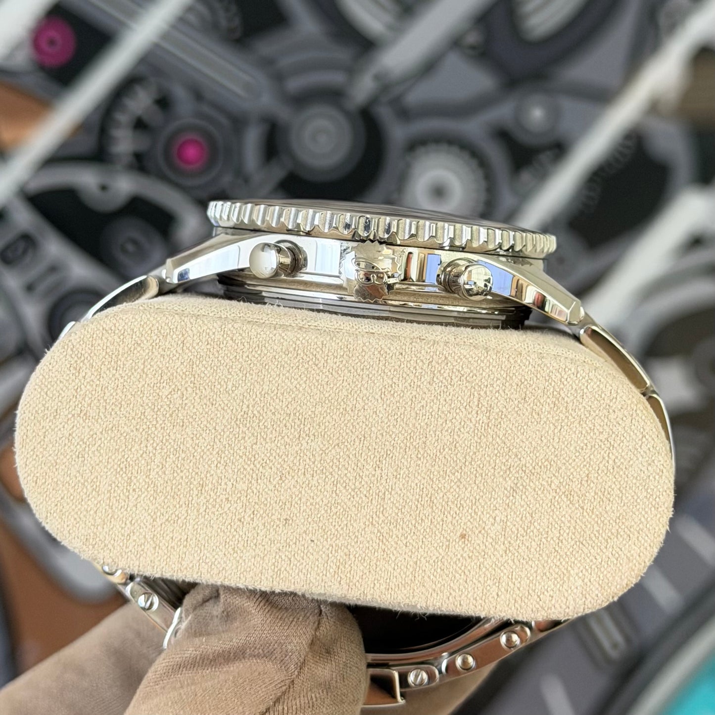 Breitling Navitimer 01 Limited Edition (339/2000) AB0123