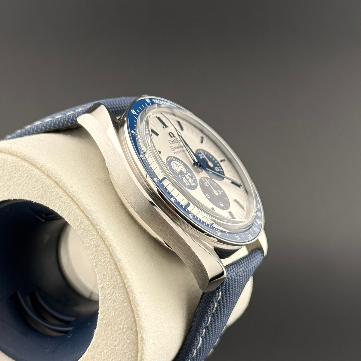 NEW Omega Speedmaster Silver Snoopy Award 310.32.42.50.02.001