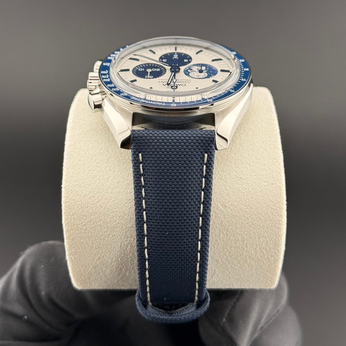 NEW Omega Speedmaster Silver Snoopy Award 310.32.42.50.02.001