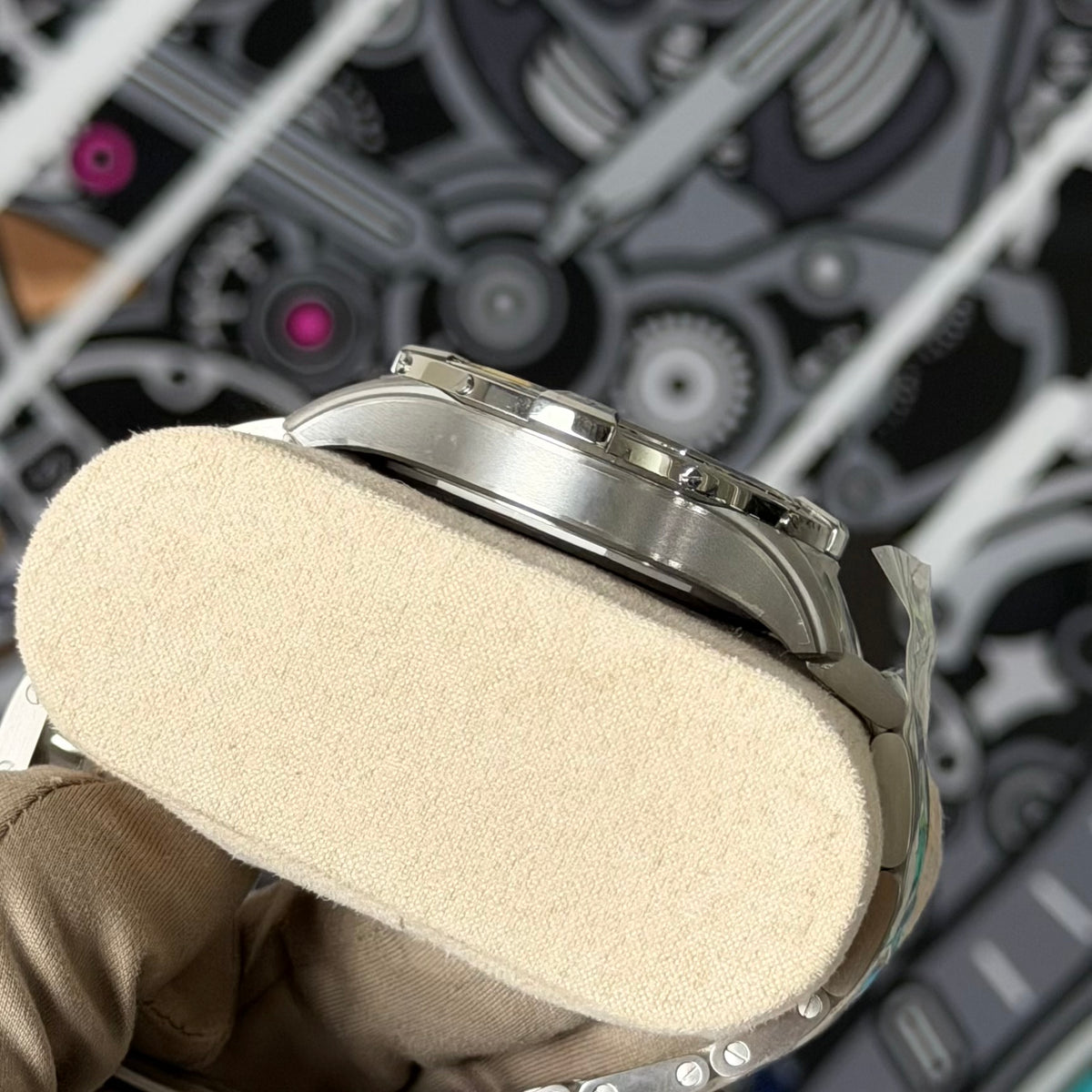 NEW Breitling Avenger Automatic A17328