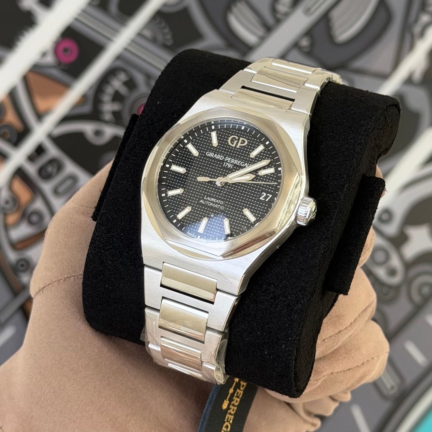 NEW Girard-Perregaux Laureato Black Dial 81010-11-634-11A