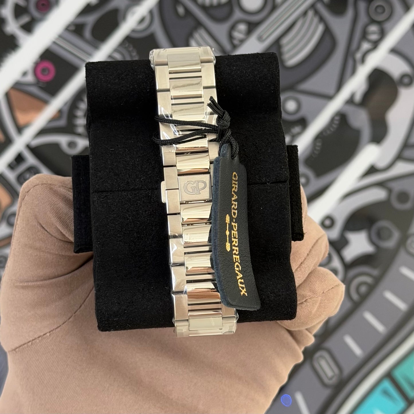 NEW Girard-Perregaux Laureato Black Dial 81010-11-634-11A