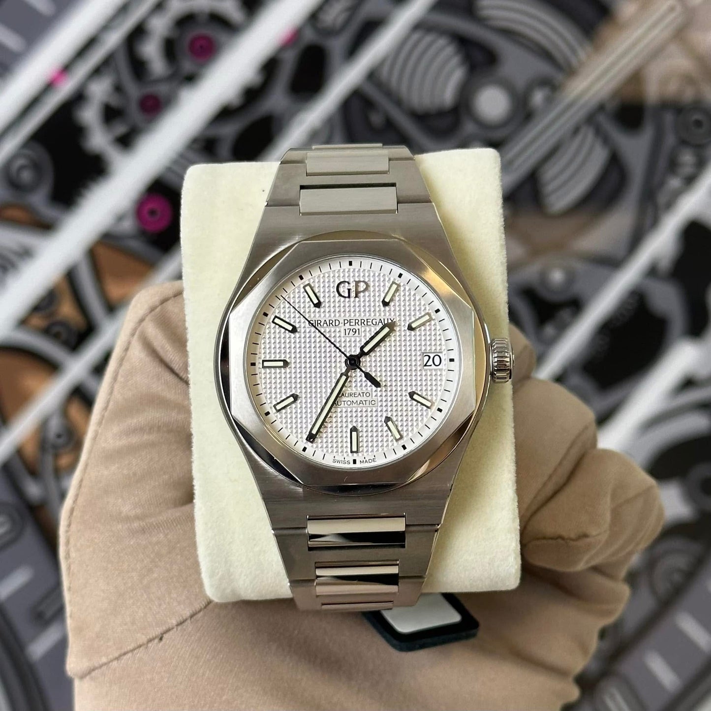 NEW Girard-Perregaux Laureato 81010-11-131-11A