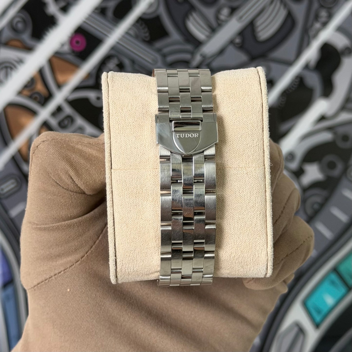 Tudor Glamour Date Day 56000