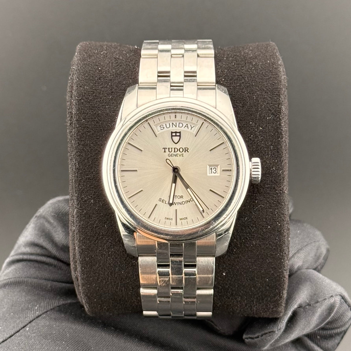 Tudor Glamour Date-Day 56000