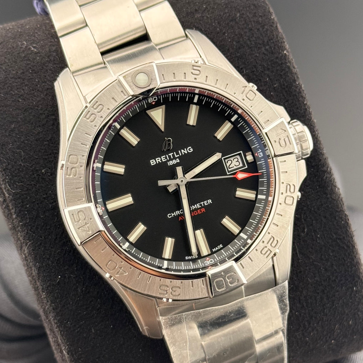 NEW Breitling Avenger Automatic 42mm A17328101B1A1