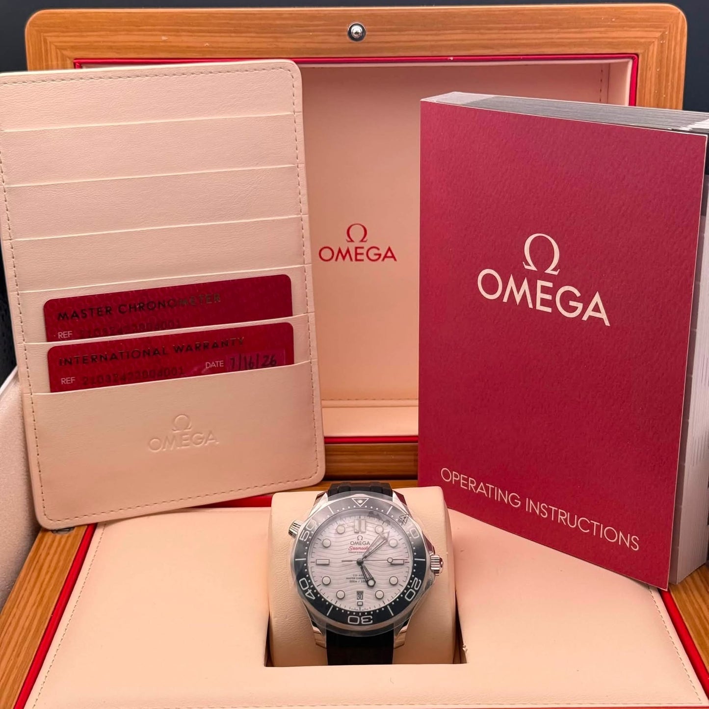 NEW Omega Seamaster Diver 300m White Dial Black Rubber 210.32.42.20.04.001