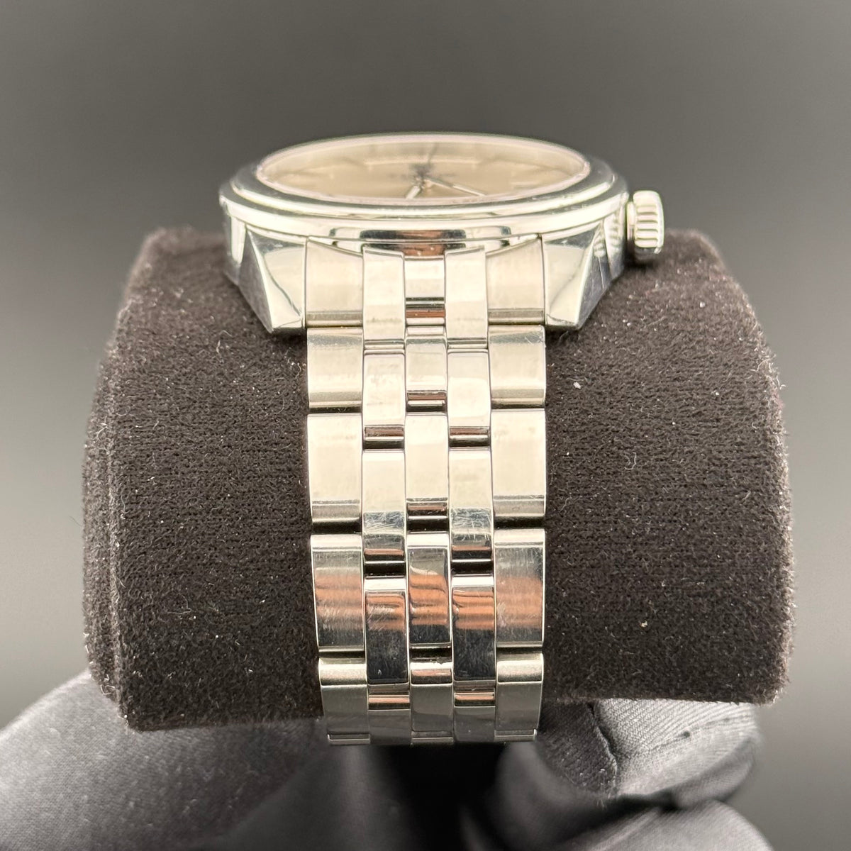Tudor Glamour Date-Day 56000